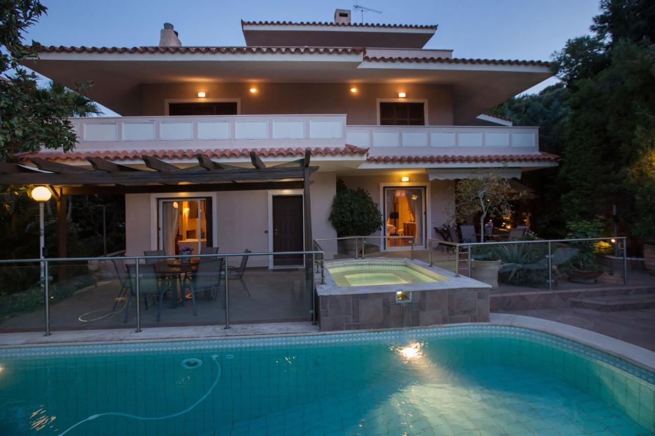 Exceptional Villa in Voula near the sea Atene Esterno foto
